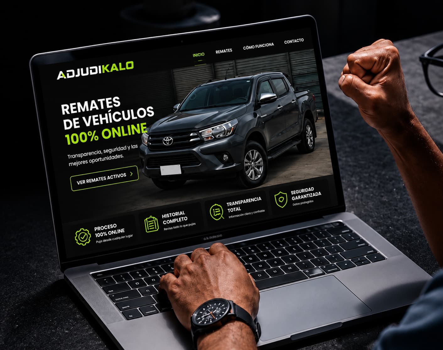 Sitio web de Adjudikalo en un notebook